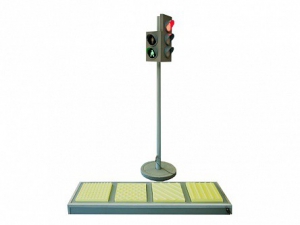 Электрифицированная модель транспортного и пешеходного светофоров на стойке и основании с "Виртуальным учителем" и с панелью образцами тактильной тротуарной плитки для слепых и слабовидящих пешеходов - fgospostavki.ru - Зеленогорск